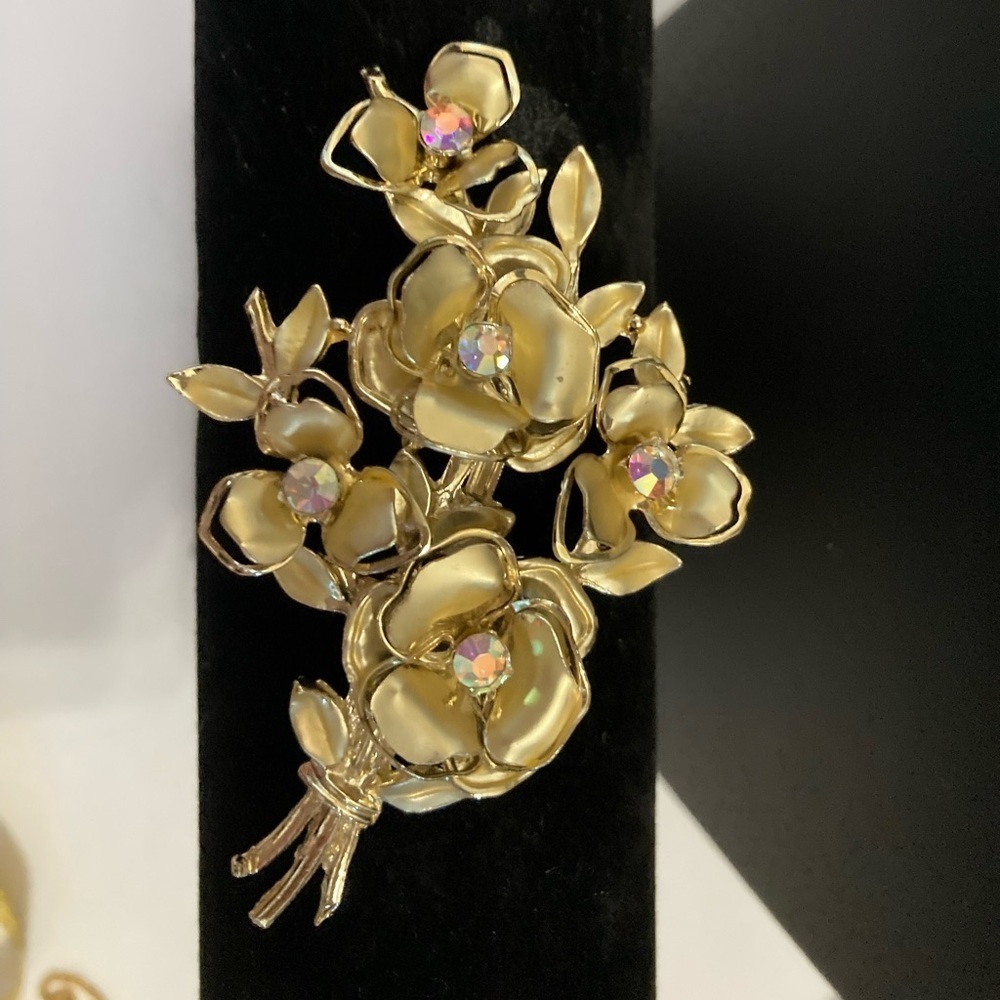 Beautiful Coro Brooch. Vintage.